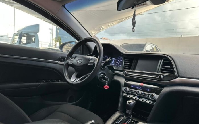 Foto 4 de 2020 HYUNDAI ELANTRA SEL