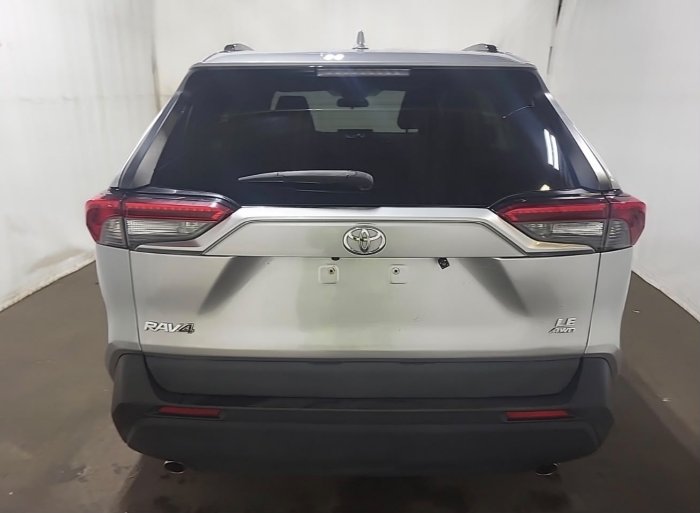 Foto 5 de 2021 Toyota RAV-4 LE