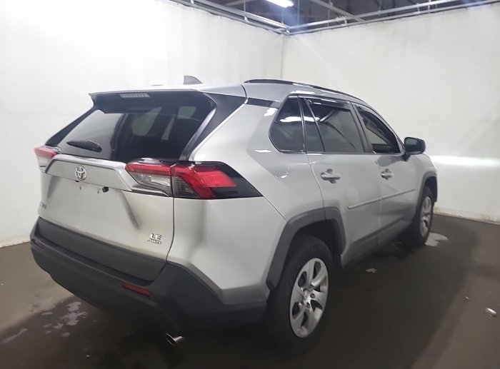 Foto 6 de 2021 Toyota RAV-4 LE