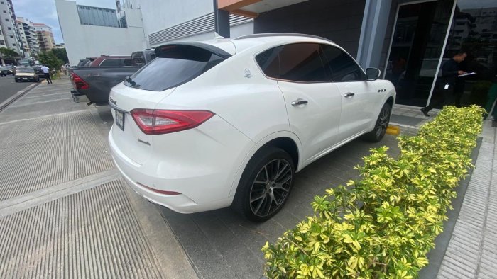 Foto 8 de 2017 MASERATI LEVANTE