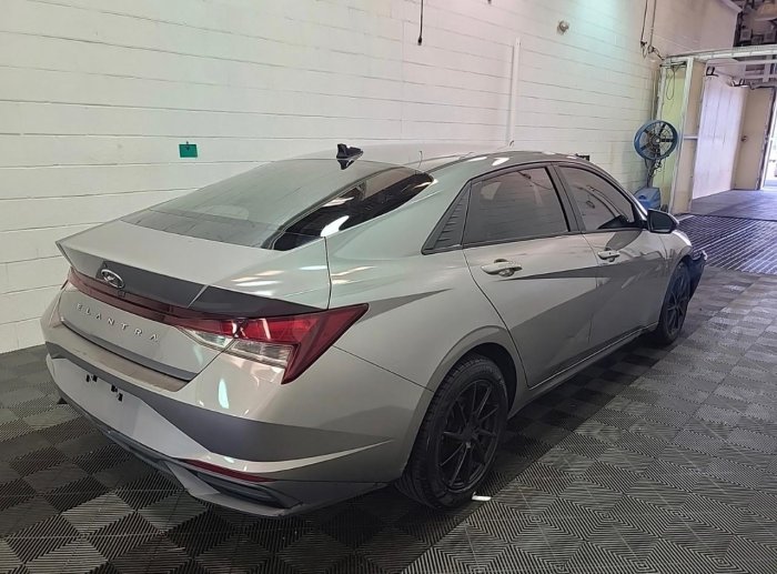Foto 4 de 2021 HYUNDAI ELANTRA SEL