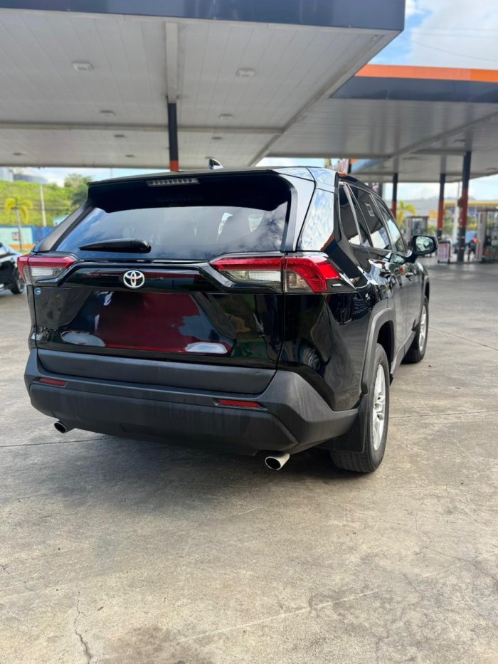 Foto 4 de 2021 Toyota RAV-4 LE