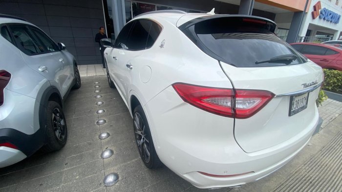Foto 4 de 2017 MASERATI LEVANTE