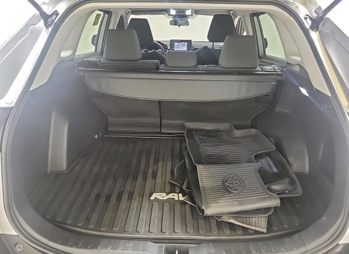 Foto 10 de 2021 Toyota RAV-4 LE
