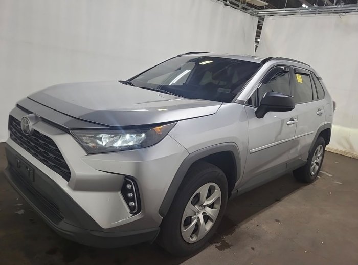Foto 3 de 2021 Toyota RAV-4 LE