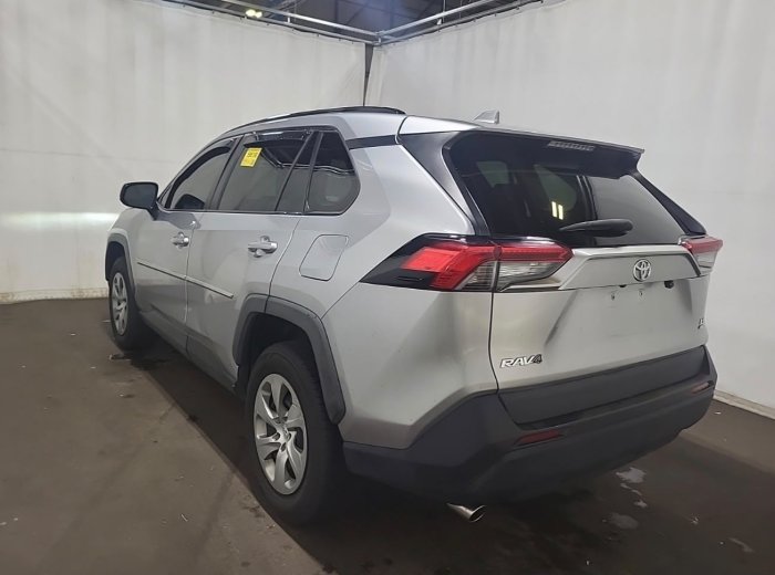 Foto 4 de 2021 Toyota RAV-4 LE