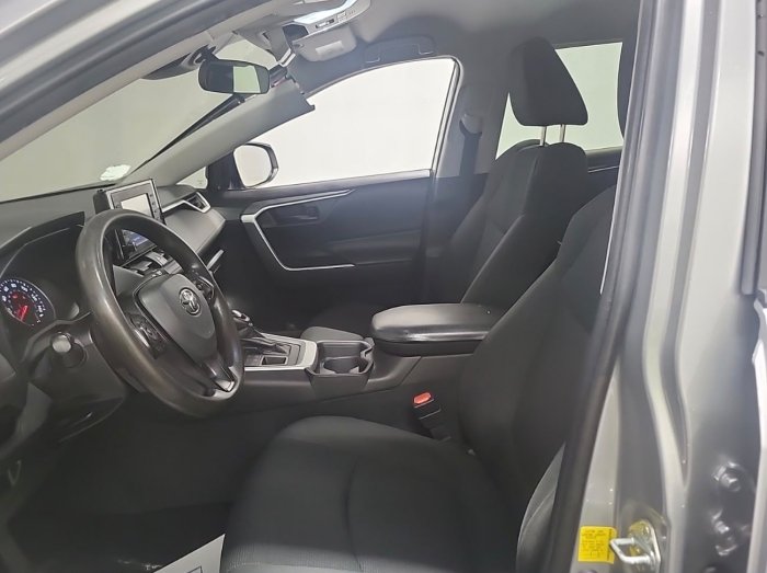 Foto 7 de 2021 Toyota RAV-4 LE