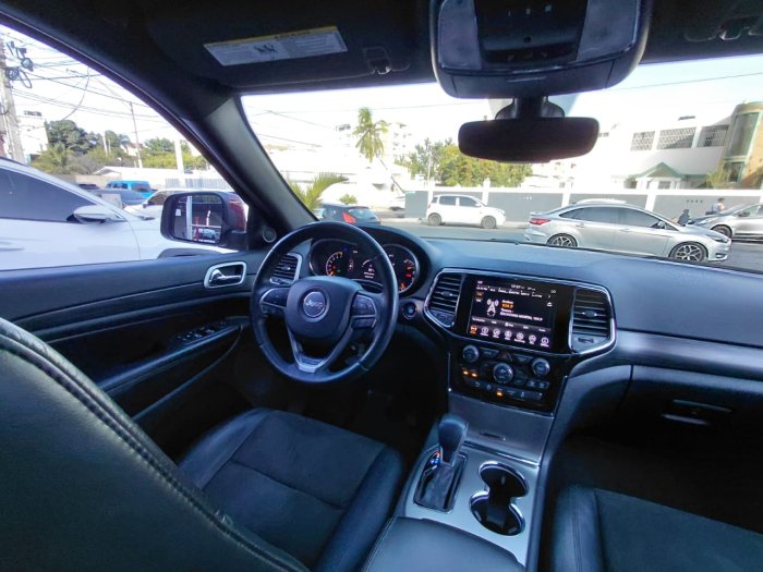 Foto 10 de 2019 JEEP GRAND CHEROKEE LAREDO 4X4