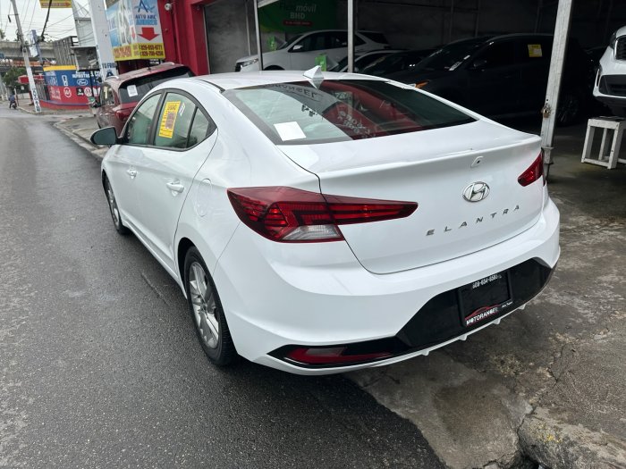 Foto 4 de 2020 HYUNDAI ELANTRA SEL
