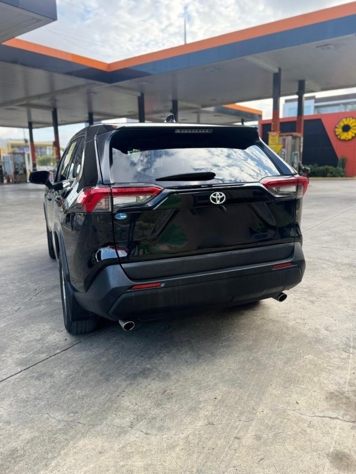 Foto 5 de 2021 Toyota RAV-4 LE